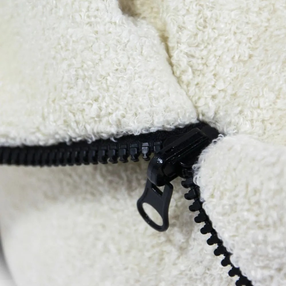 Fotoliu puf pentru copii gri deschis cu tapițerie din țesătură bouclé Cocoon 80 – SLOWDOWN