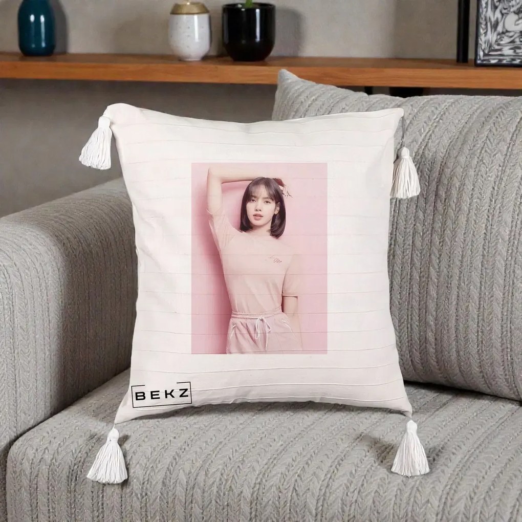 Perna Personalizata K-pop BLACKPINK Lisa Roz, 40x40 cm, Bej cu Franjuri, Husa Detasabila, Perna Inclusa, BEKZ®