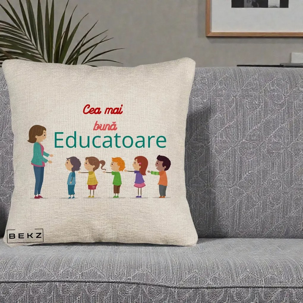 Cadou pentru Educatoare - Perna Personalizata Cea mai Buna Educatoare cu Ilustratie Copii si Educatoare, 40x40 cm, Bej Canapea, Husa Detasabila, Perna Inclusa, BEKZ®