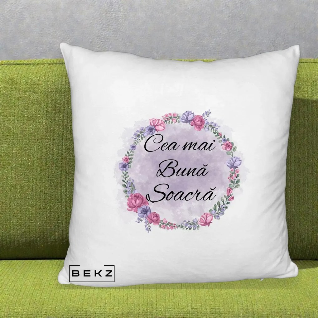 Cadou pentru Soacra - Perna Personalizata Cea mai Buna Soacra cu Coronita Flori Roz si Mov, 40x40 cm, Alb Pufos, Husa Detasabila, Perna Inclusa, BEKZ®