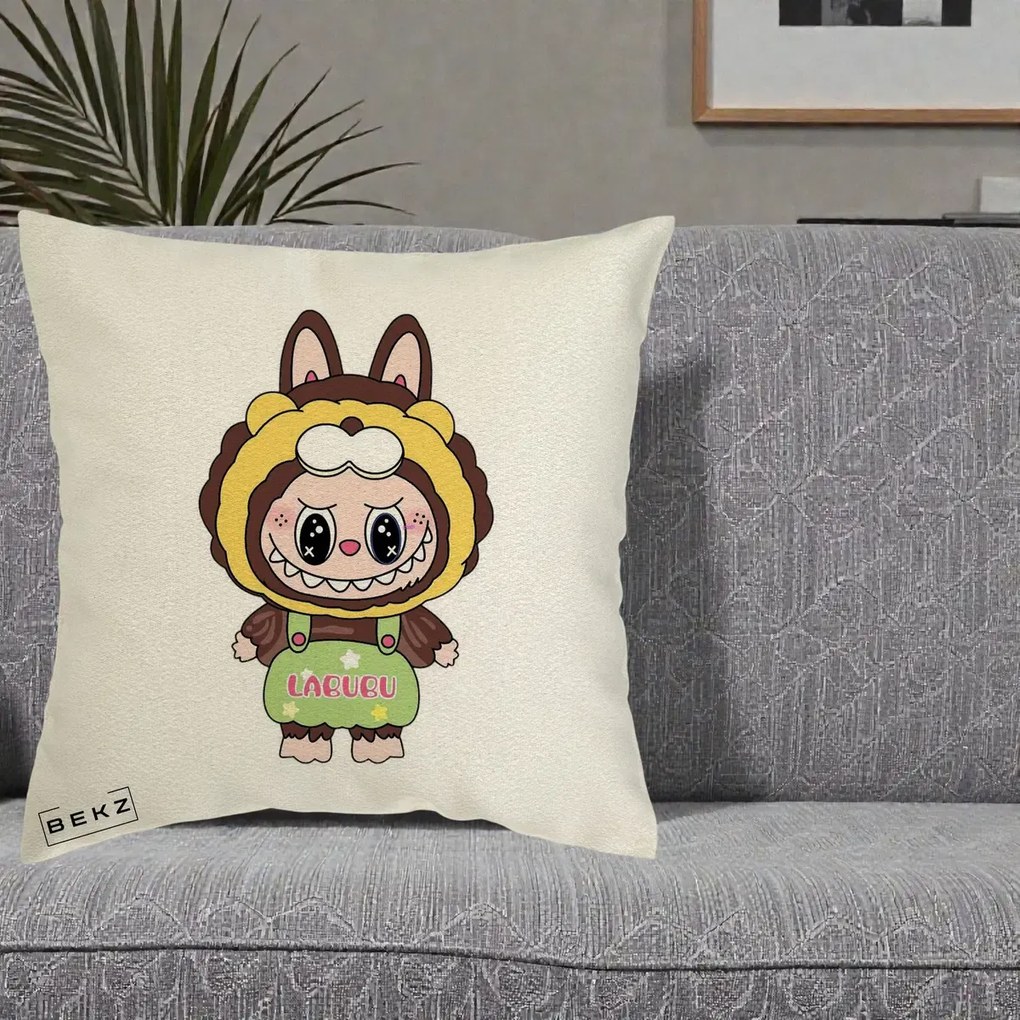 Perna Personalizata Labubu Leu Galben cu Salopeta, 40x40 cm, Ecru, Husa Detasabila, Perna Inclusa, BEKZ®