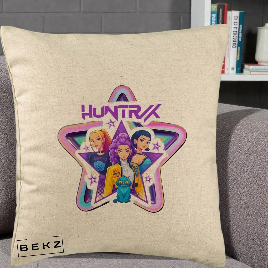 Perna Personalizata K-pop HUNTRX Trio Stea cu Pisica, 40x40 cm, Bej, Husa Detasabila, Perna Inclusa, BEKZ®