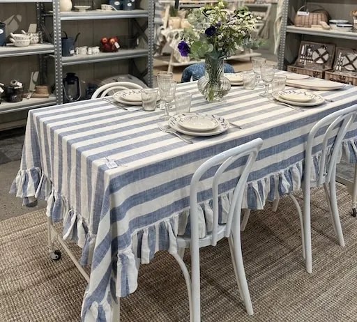 Față de masă din bumbac organic, albastru și alb, model în dungi cu volănaș decorativ, 150 × 250 cm, „Ida Stripe"