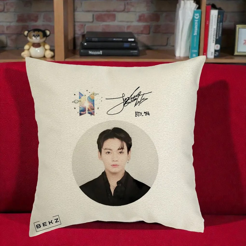 Perna Personalizata K-pop BTS Jungkook Portret cu Autograf, 40x40 cm, Ecru, Husa Detasabila, Perna Inclusa, BEKZ®