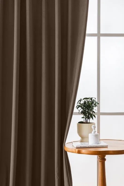 Draperie opaca maro VELVET 135x250 cm Sistem de agatare: Rejansa