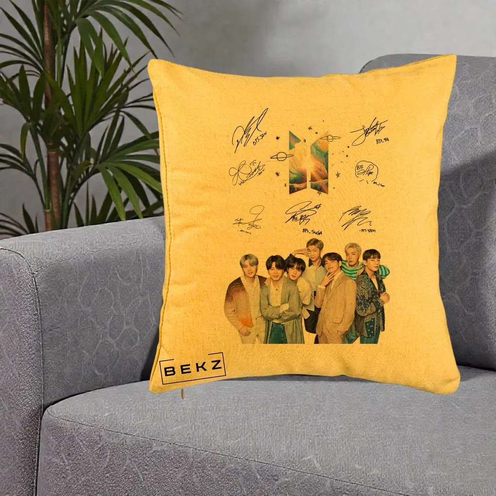Perna Personalizata K-pop BTS Autografe Toti Membrii Fotografie, 40x40 cm, Galben, Husa Detasabila, Perna Inclusa, BEKZ®