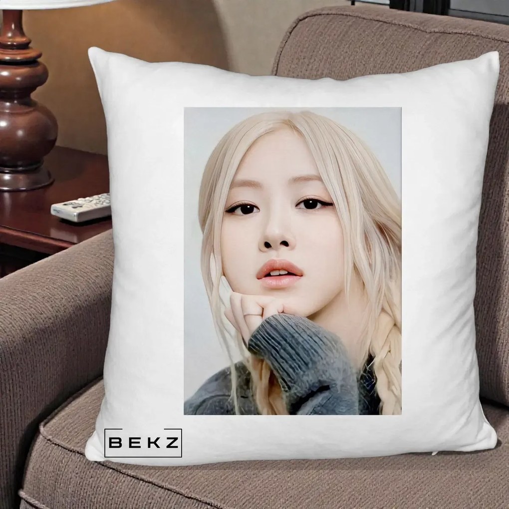 Perna Personalizata K-pop BLACKPINK Rose cu Jucarie de Plus, 40x40 cm, Alb Pufos, Husa Detasabila, Perna Inclusa, BEKZ®
