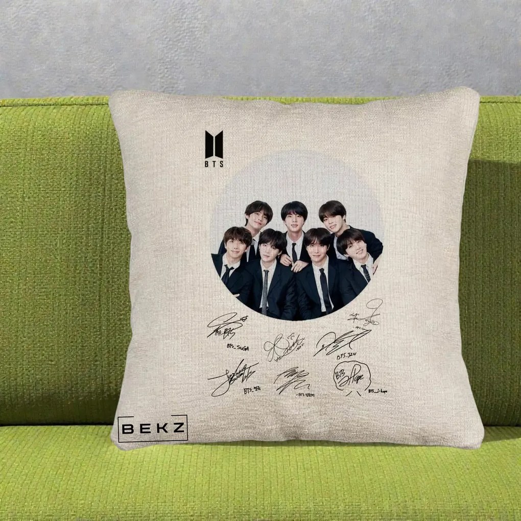 Perna Personalizata K-pop BTS Fotografie Grup Costum Negru si Autografe Cerc, 40x40 cm, Bej Canapea, Husa Detasabila, Perna Inclusa, BEKZ®