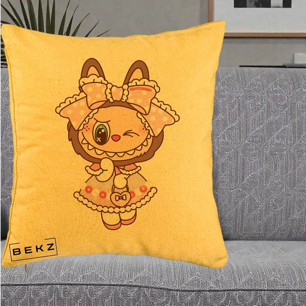 Perna Personalizata Labubu Lolita Roz cu Dantela, 40x40 cm, Galben, Husa Detasabila, Perna Inclusa, BEKZ®