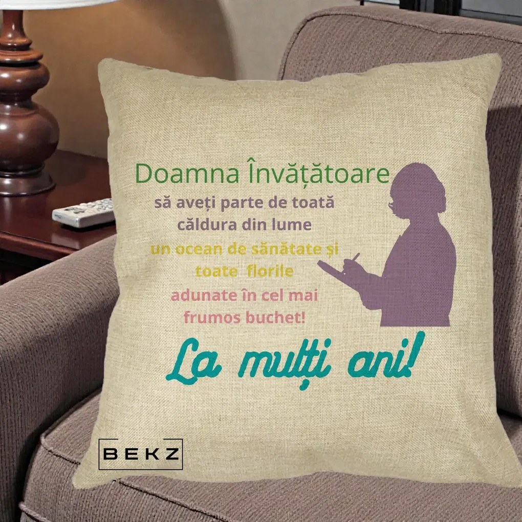 Cadou pentru Invatatoare - Perna Personalizata Doamna Invatatore La Multi Ani cu Silueta si Text Colorat, 40x40 cm, Crem, Husa Detasabila, Perna Inclusa, BEKZ®