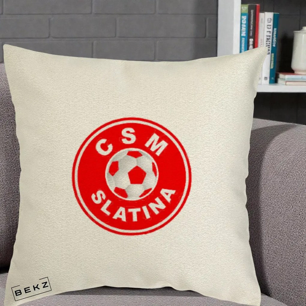 Perna personalizata CSM Slatina Fotbal, 40x40 cm cu Umplutura, Ecru, BEKZ