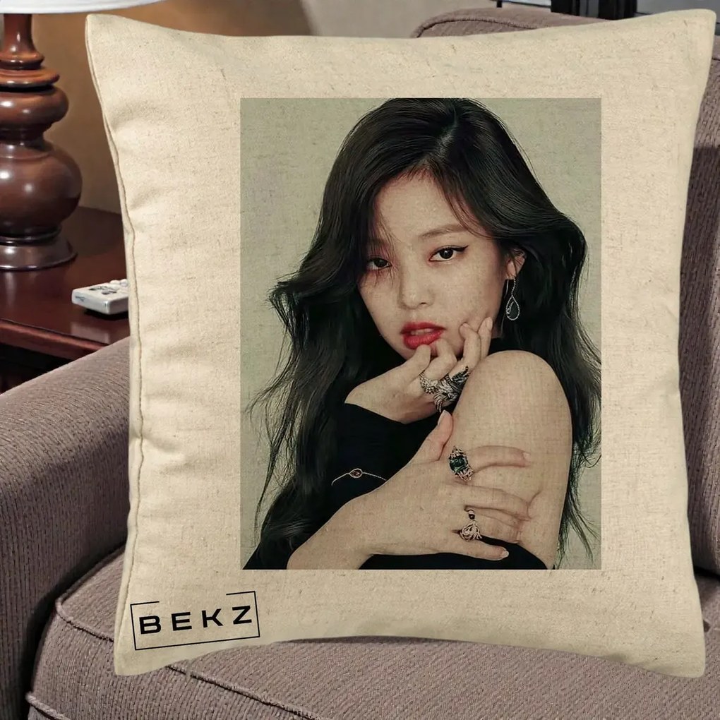 Perna Personalizata K-pop BLACKPINK Jennie Editorial Negru cu Inele, 40x40 cm, Bej, Husa Detasabila, Perna Inclusa, BEKZ®