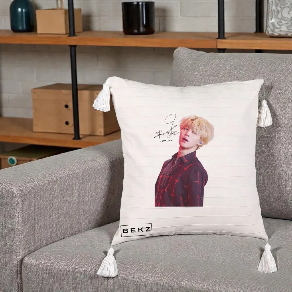 Perna Personalizata K-pop BTS Jimin Portret Artistic par Blond Autograf, 40x40 cm, Bej cu Franjuri, Husa Detasabila, Perna Inclusa, BEKZ®