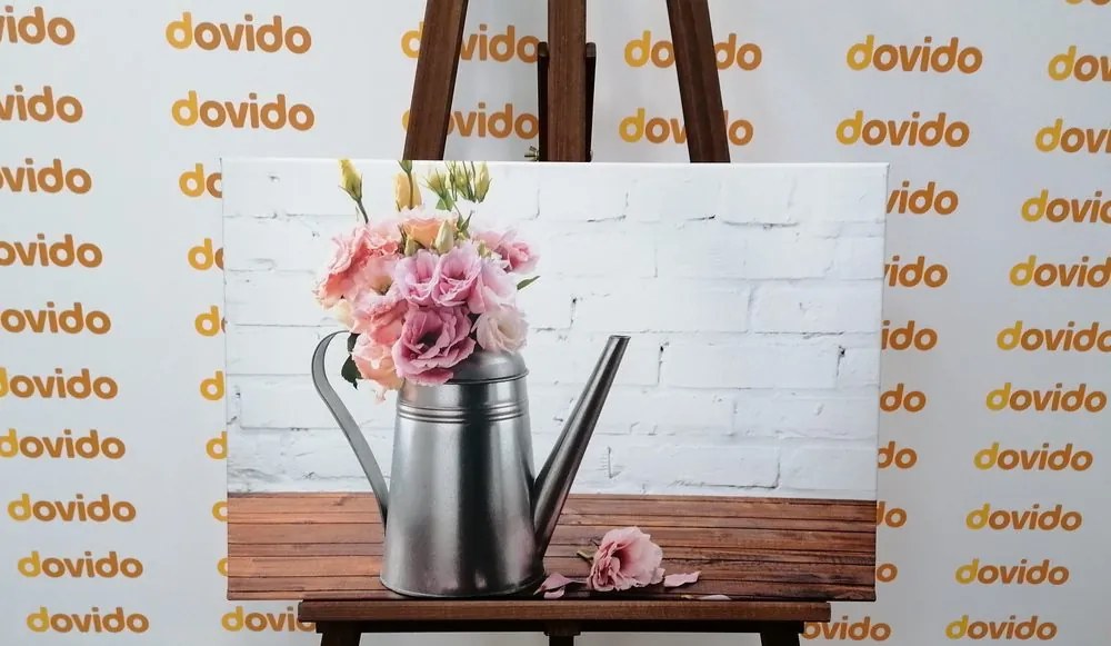 Tablou buchet de flori în stropitoare