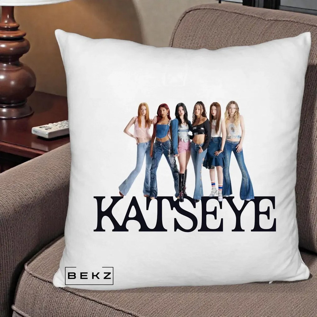 Perna Personalizata K-pop KATSEYE Foto Grup Blugi, 40x40 cm, Alb Pufos, Husa Detasabila, Perna Inclusa, BEKZ®