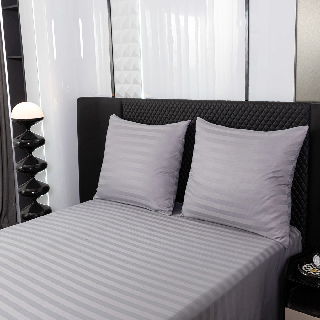 Lenjerie de pat hoteliera din microfibra JASMINE gri deschis - dunga 2 cm, buzunar hotelier Dimensiune lenjerie de pat: 70 x 90 cm | 140 x 220 cm