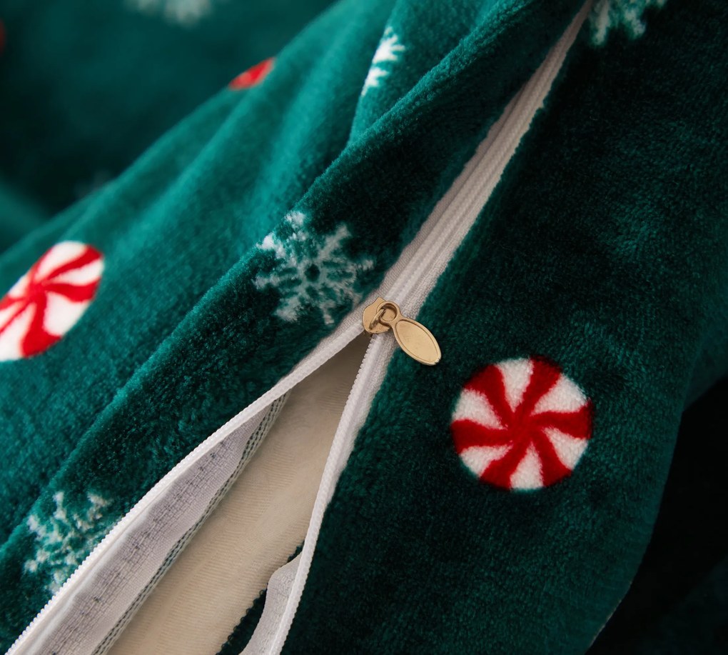Lenjerie de pat cu microplus SNOWMAN AND GINGERBREAD verde Dimensiune lenjerie de pat: 70 x 90 cm | 140 x 200 cm
