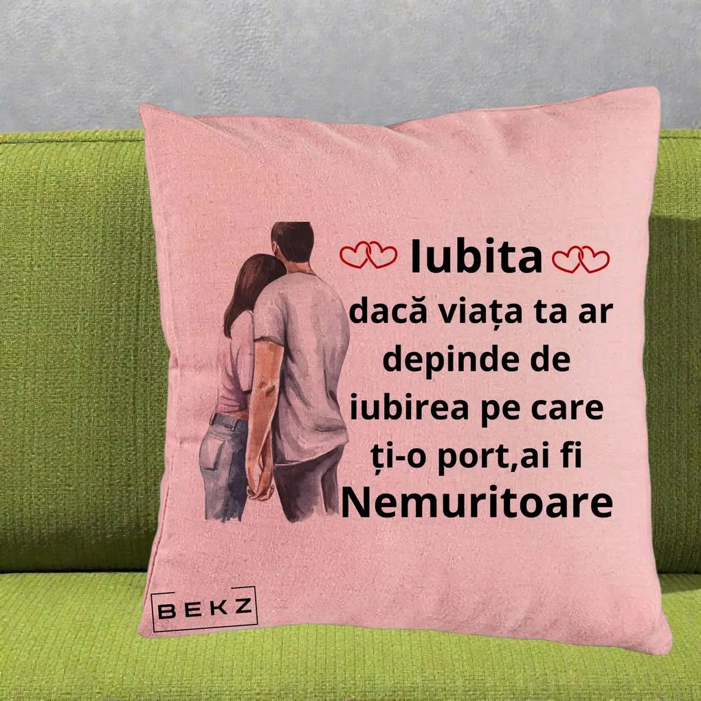 Cadou pentru Iubita - Perna Personalizata Iubita Nemuritoare cu Cuplu Acuarela Roz si Inimi, 40x40 cm, Roz, Husa Detasabila, Perna Inclusa, BEKZ®