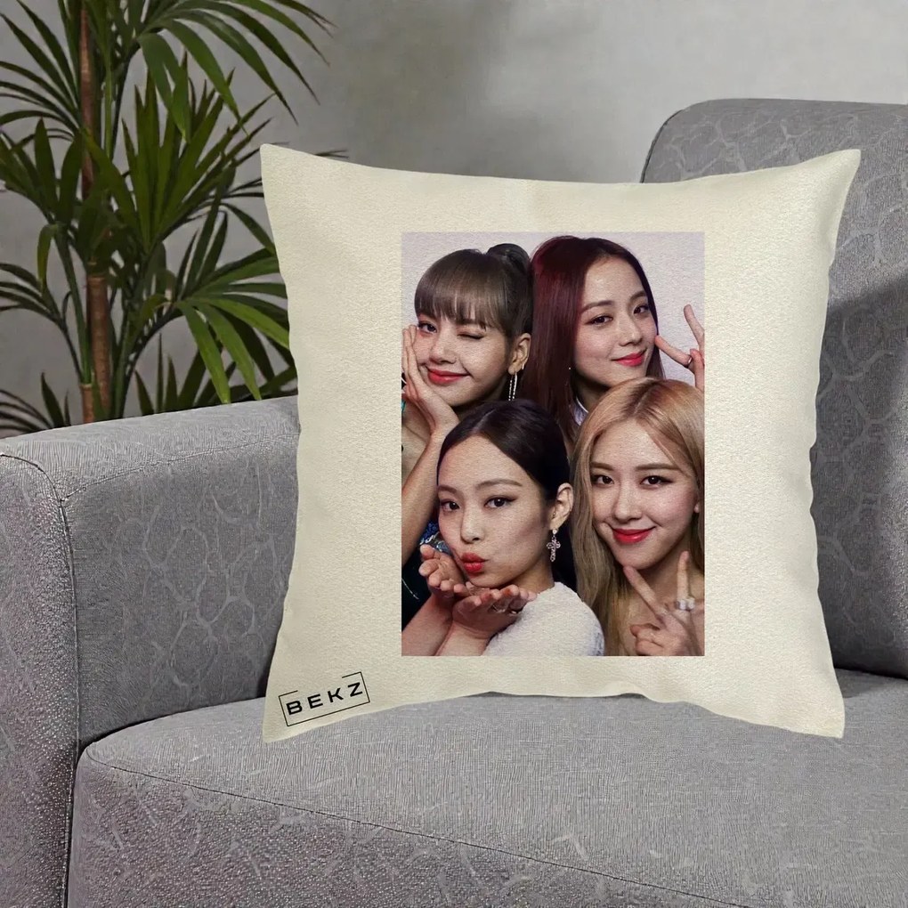 Perna Personalizata K-pop BLACKPINK Foto Grup Selfie 4 Membre, 40x40 cm, Ecru, Husa Detasabila, Perna Inclusa, BEKZ®