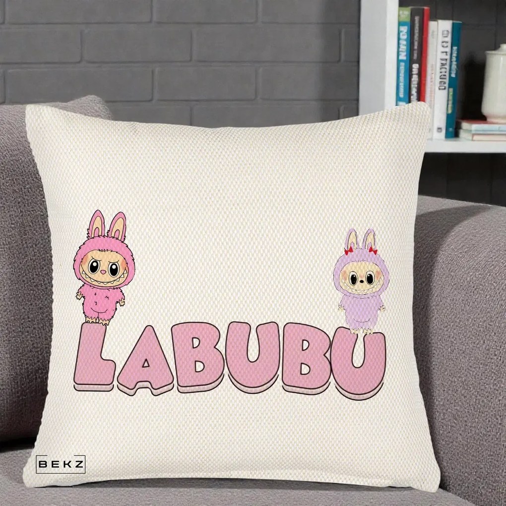 Perna Personalizata Labubu Duo Roz-Lila cu Text, 40x40 cm, Crem Reliefat, Husa Detasabila, Perna Inclusa, BEKZ®