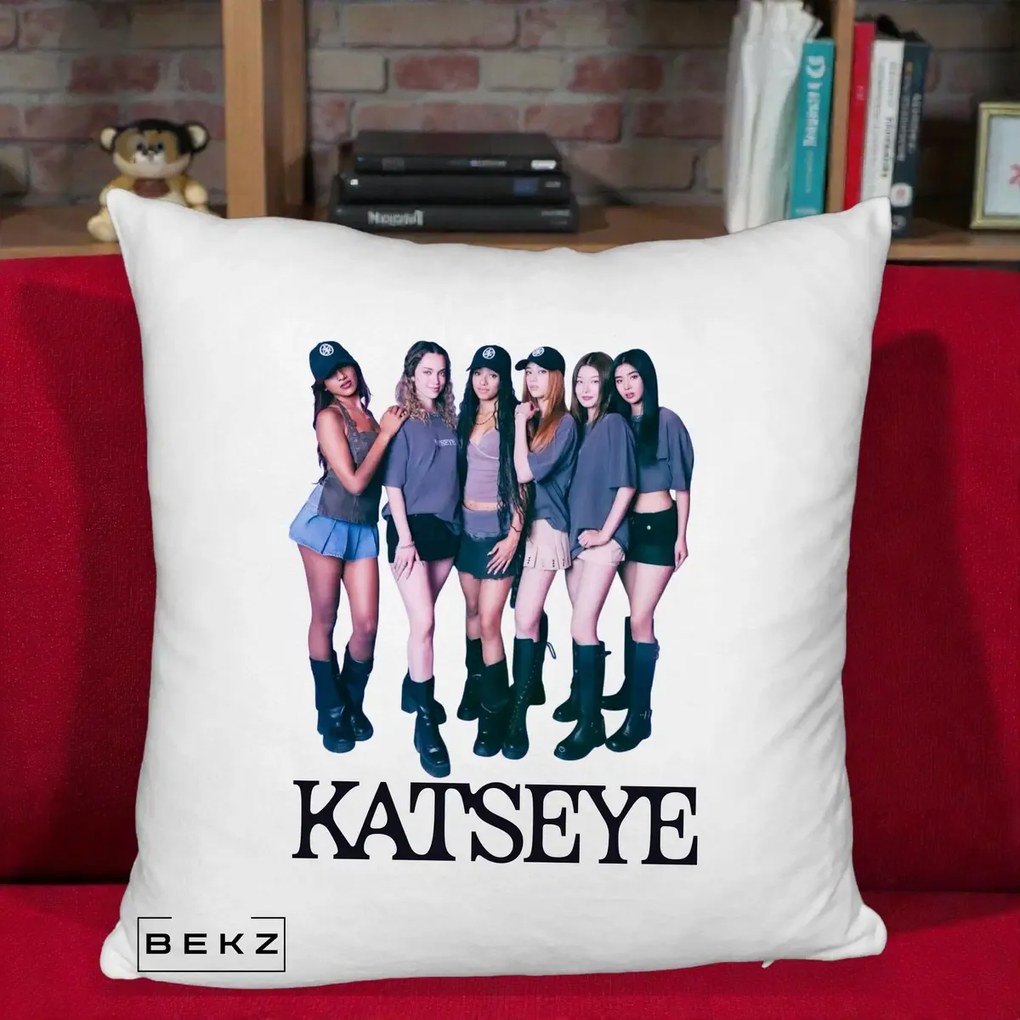 Perna Personalizata K-pop KATSEYE Grup Foto Tinute Gri, 40x40 cm, Alb Pufos, Husa Detasabila, Perna Inclusa, BEKZ®