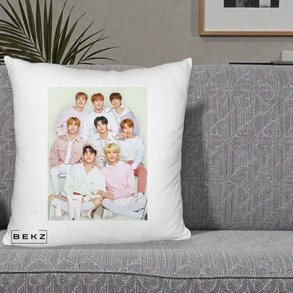 Perna Personalizata K-pop Stray Kids Foto Grup Pastel Roz-Alb cu 8 Membrii, 40x40 cm, Alb Pufos, Husa Detasabila, Perna Inclusa, BEKZ®