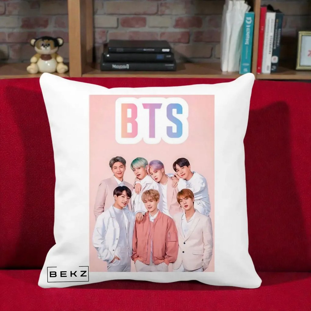 Perna Personalizata K-pop BTS Foto Grup cu BTS si Fond Roz Pastel, 40x40 cm, Alba Mata, Husa Detasabila, Perna Inclusa, BEKZ®
