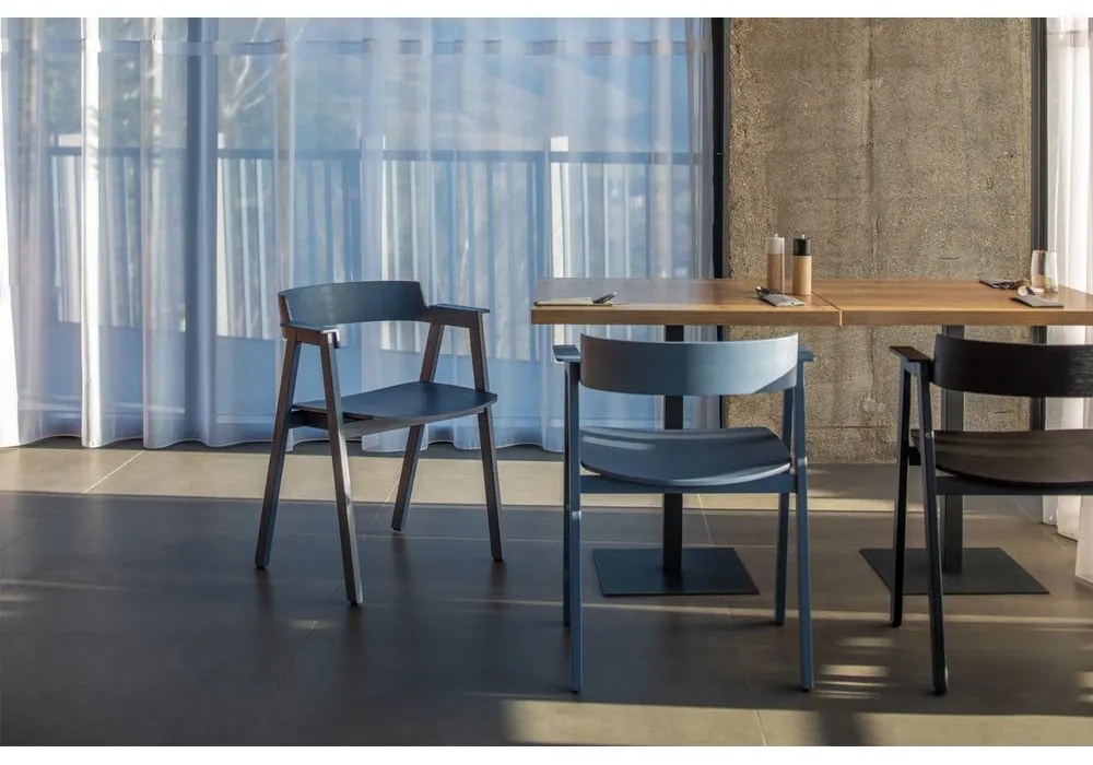 Scaun de dining albastru cu cotiere din lemn de stejar Flip – Gazzda