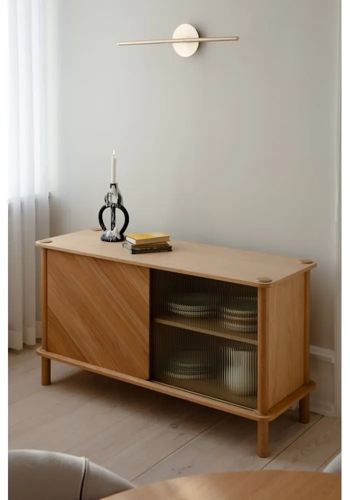 Vitrină în culoare naturală din lemn de stejar cu ușă glisantă 135x73,5x48 cm Italic – UMAGE