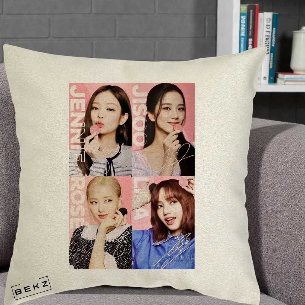 Perna Personalizata K-pop BLACKPINK Colaj 4 Portrete cu Semnature, 40x40 cm, Ecru, Husa Detasabila, Perna Inclusa, BEKZ®