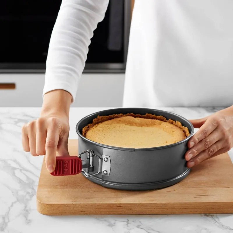 Forma de tort cu fund detasabil Lekue 1009475, Ø24 cm, Acoperire ceramica antiaderenta, Otel carbon, +4°C / +240°C, Negru/Rosu