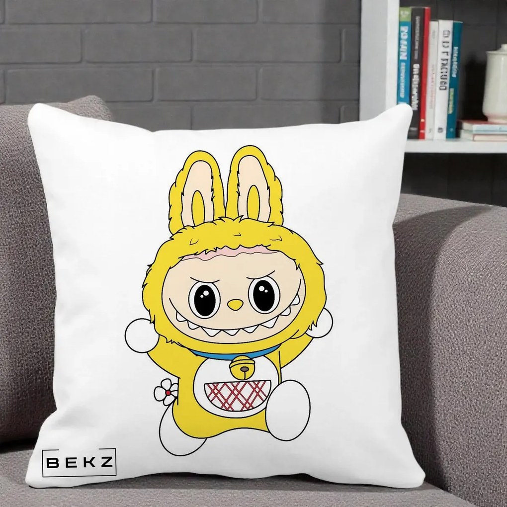 Perna Personalizata Labubu Galben Doraemon, 40x40 cm, Alba Mata, Husa Detasabila, Perna Inclusa, BEKZ®