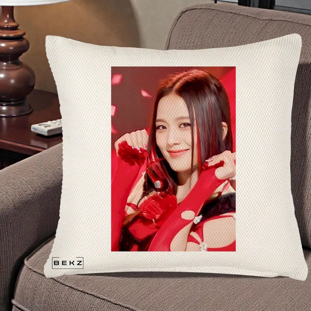 Perna Personalizata K-pop BLACKPINK Jisoo Rosu, 40x40 cm, Crem Reliefat, Husa Detasabila, Perna Inclusa, BEKZ®