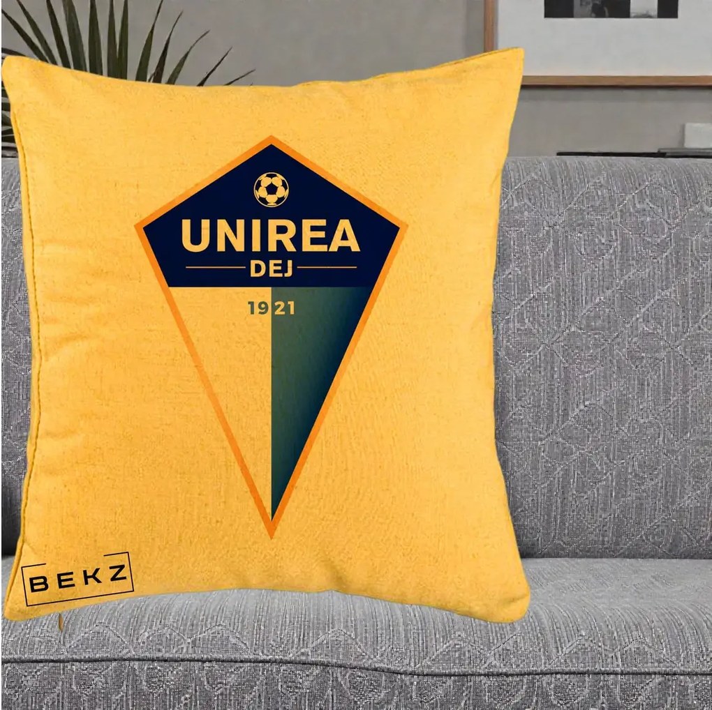 Perna Personalizata Unirea Dej 1921 Fotbal, 40x40 cm, Galben, Husa Detasabila, Perna Inclusa, BEKZ®