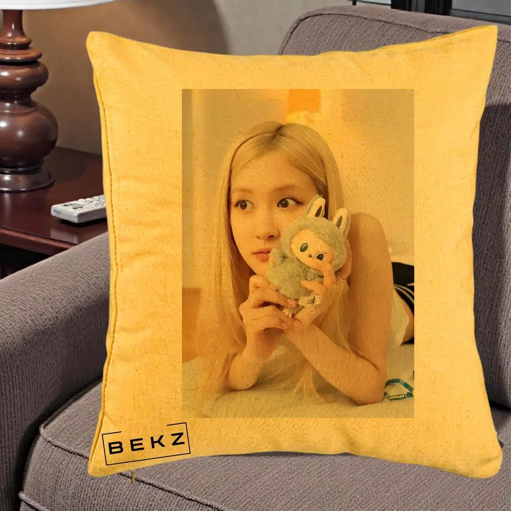 Perna Personalizata K-pop BLACKPINK Rose cu Papusa Iepure, 40x40 cm, Galben, Husa Detasabila, Perna Inclusa, BEKZ®