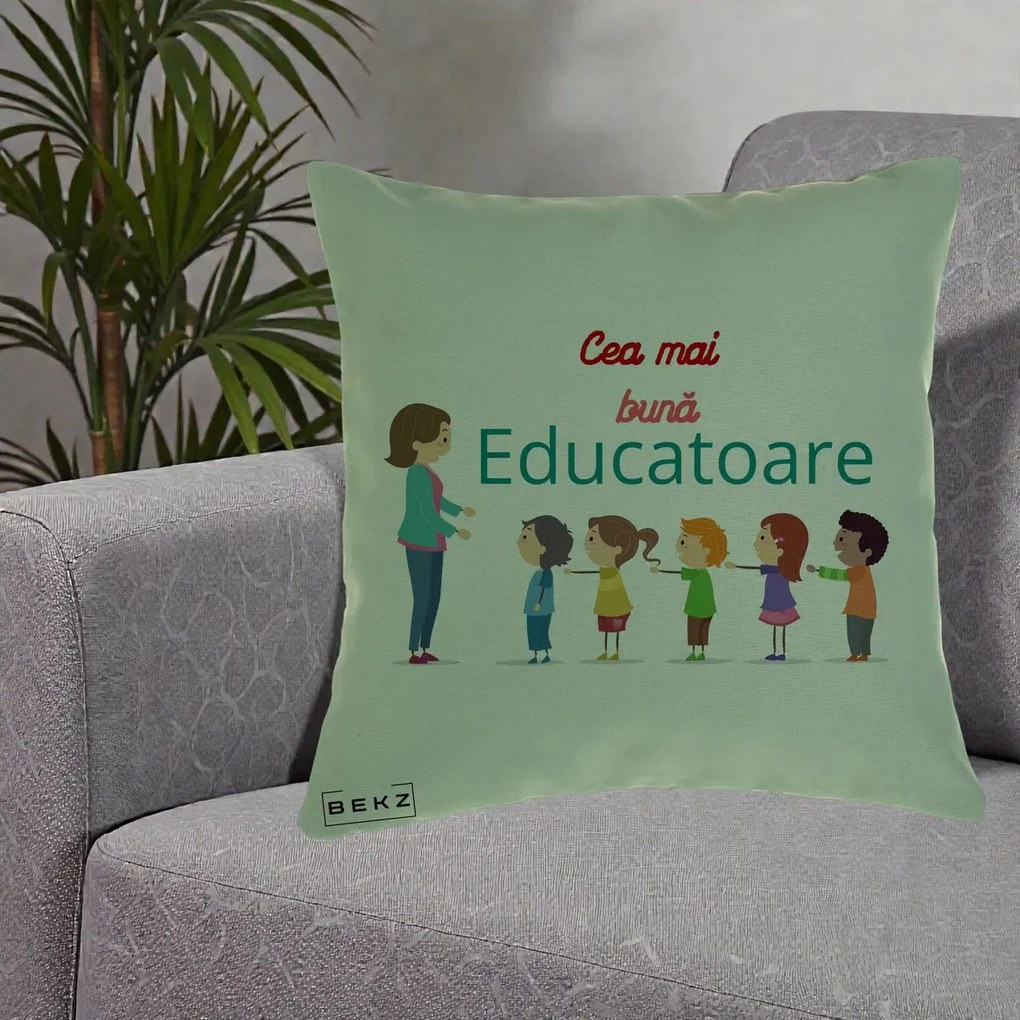Cadou pentru Educatoare - Perna Personalizata Cea mai Buna Educatoare cu Ilustratie Copii si Educatoare, 40x40 cm, Verde, Husa Detasabila, Perna Inclusa, BEKZ®