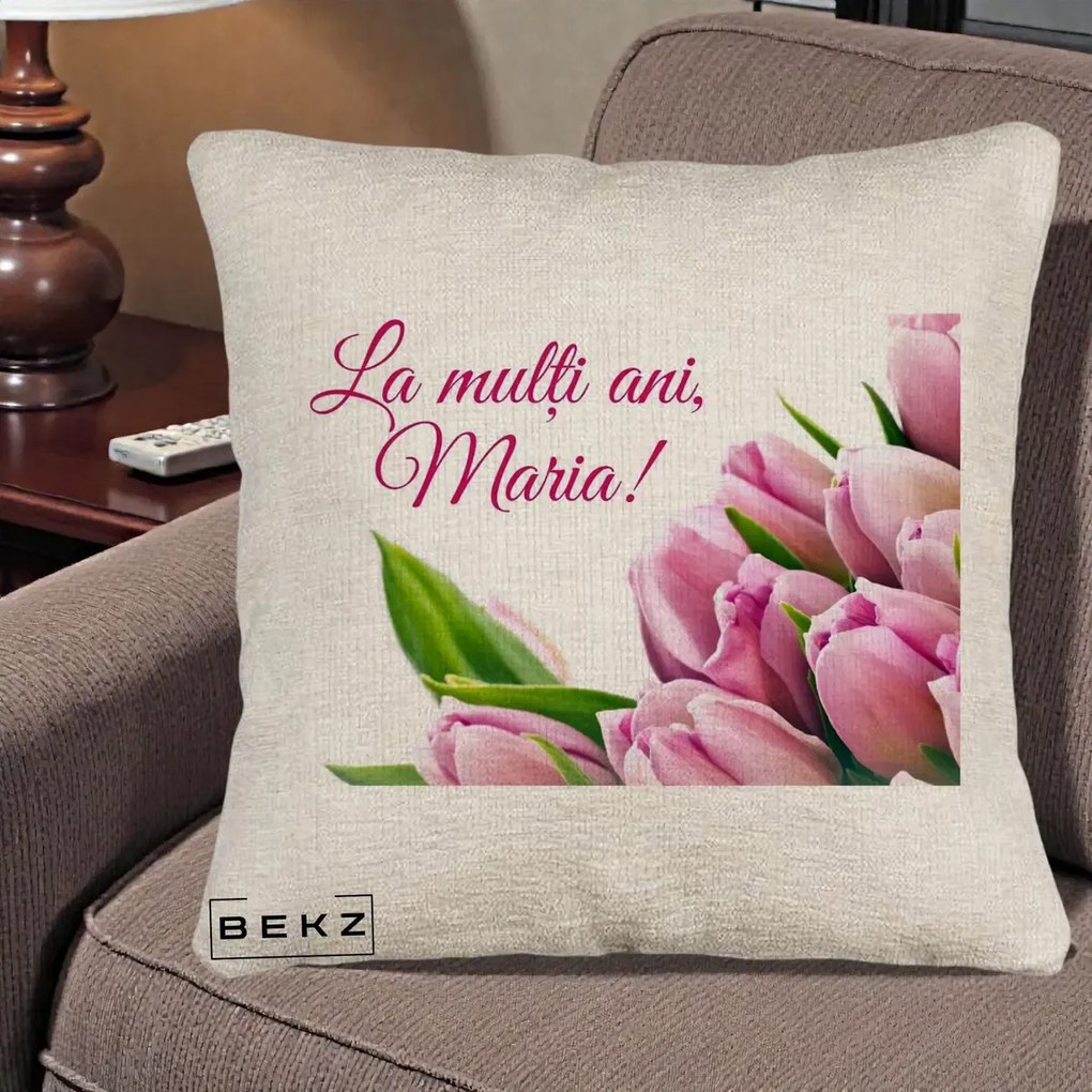 Cadou de Onomastica - Perna Personalizata La Multi Ani Maria Lalele, 40x40 cm, Bej Canapea, Husa Detasabila, Perna Inclusa, BEKZ®