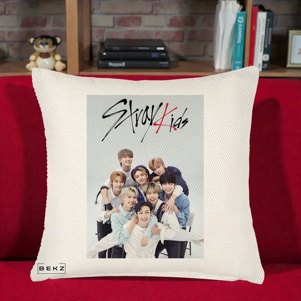 Perna Personalizata K-pop Stray Kids cu Foto Grup Alb-Albastru, 40x40 cm, Crem Reliefat, Husa Detasabila, Perna Inclusa, BEKZ®