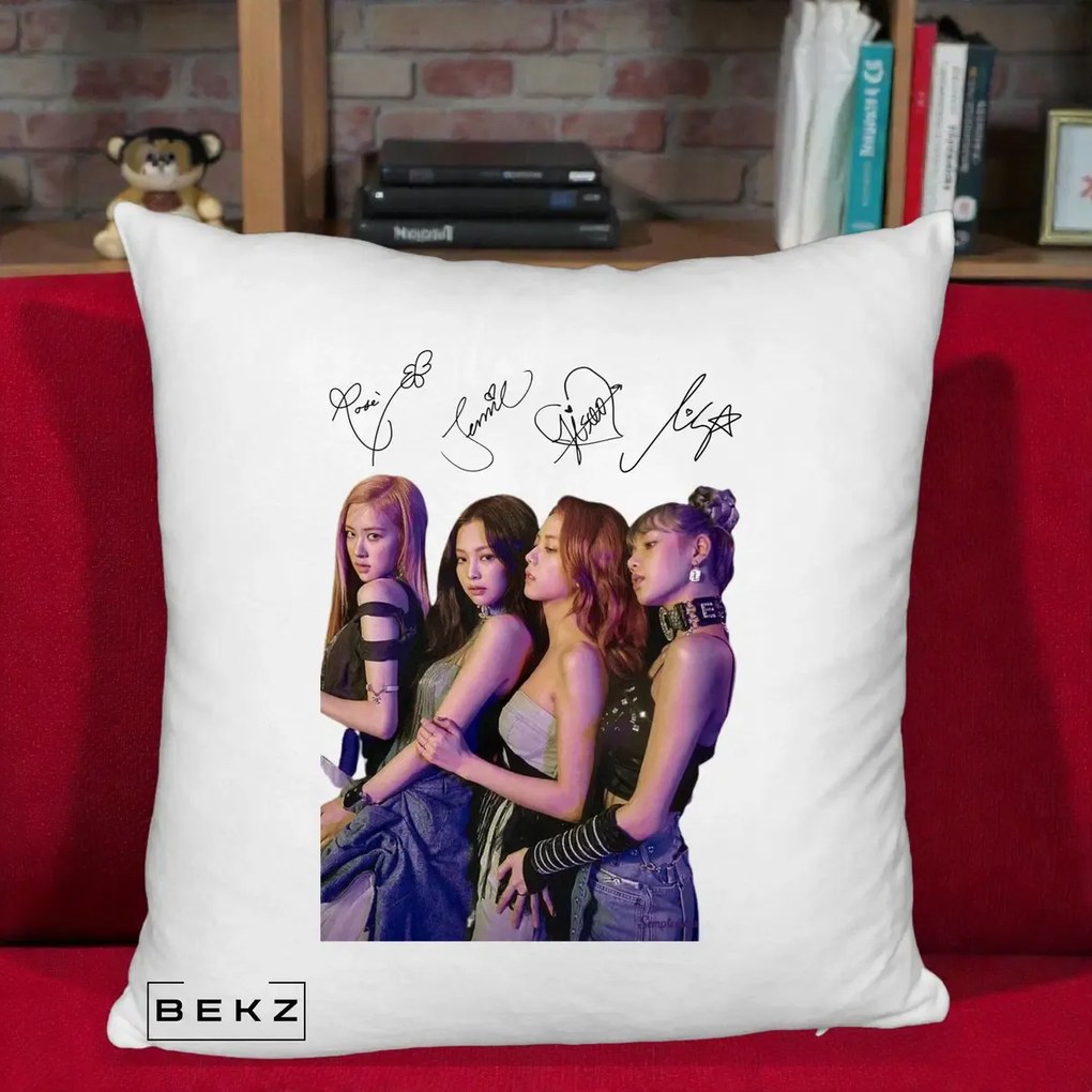 Perna Personalizata K-pop BLACKPINK Fotografie Grup Autografe Deasupra, 40x40 cm, Alb Pufos, Husa Detasabila, Perna Inclusa, BEKZ®
