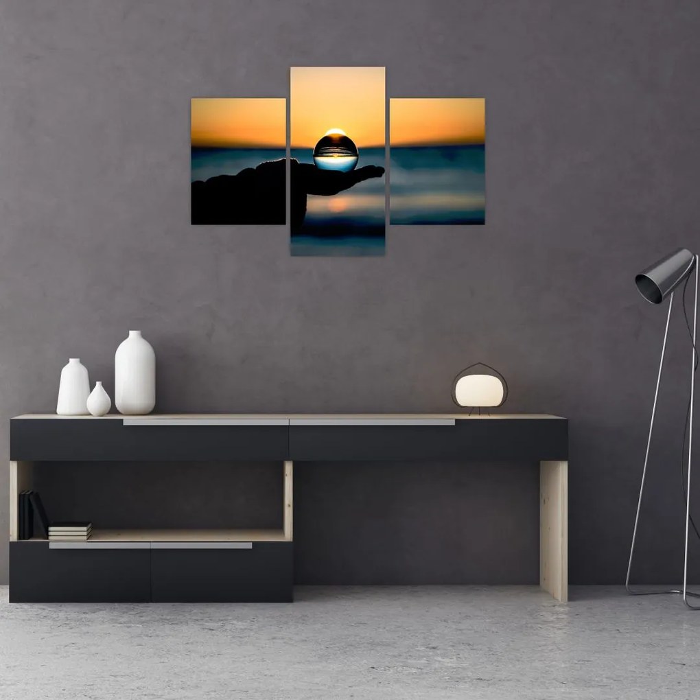 Tabloul cu bilă din sticlă în palmă (90x60 cm)