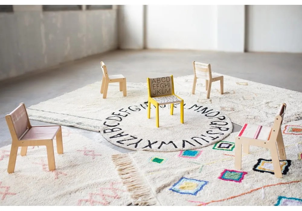 Scaun de copii în culoare naturală Kaarol Earth – Lorena Canals