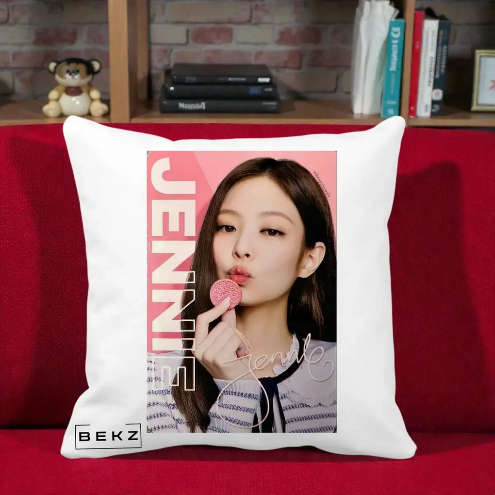 Perna Personalizata K-pop BLACKPINK Jennie cu Semnatura si Fond Roz, 40x40 cm, Alba Mata, Husa Detasabila, Perna Inclusa, BEKZ®