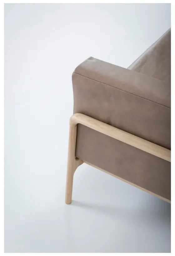 Canapea din piele bovină cu structură din lemn masiv de stejar Gazzda Fawn, 240 cm, maro deschis