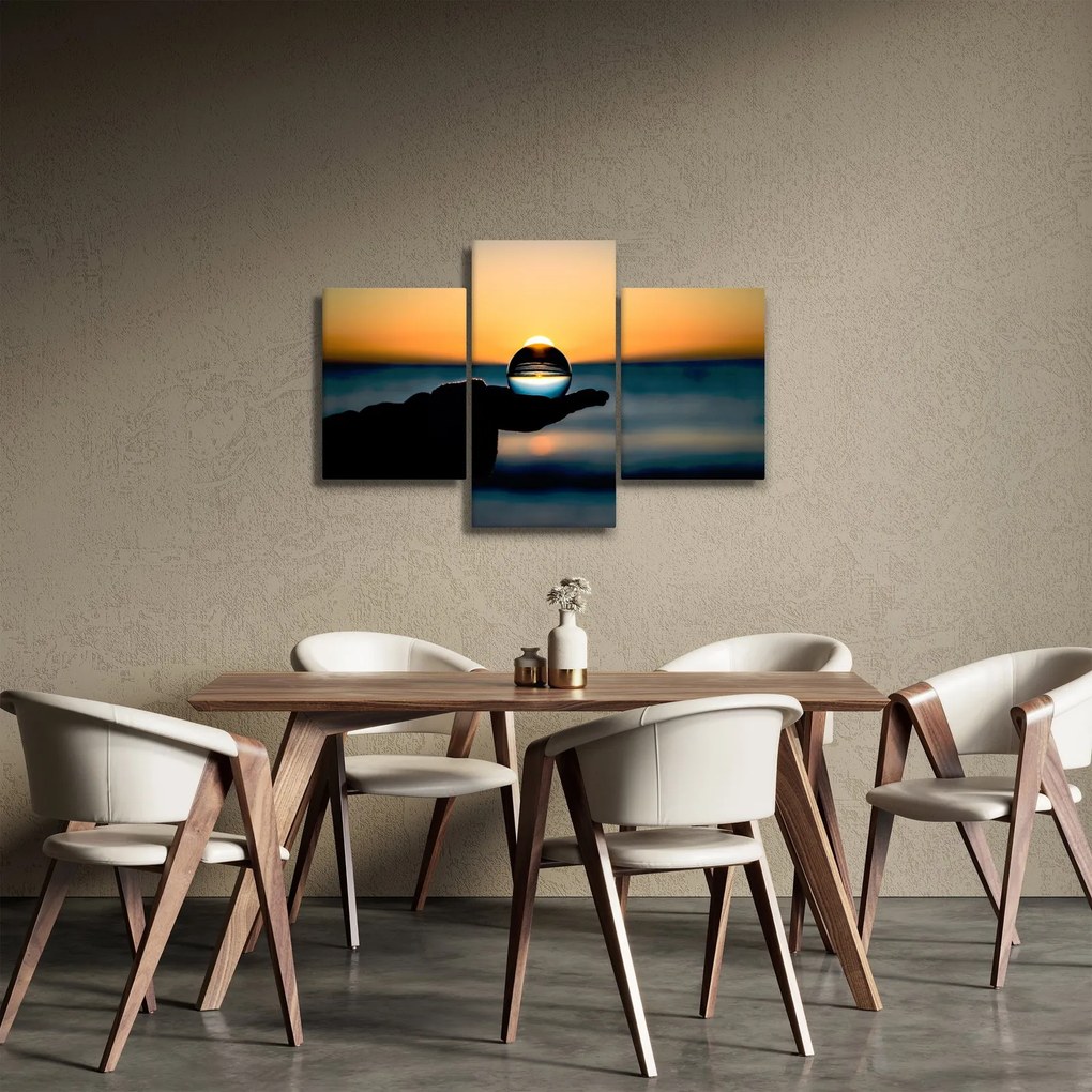 Tabloul cu bilă din sticlă în palmă (90x60 cm)