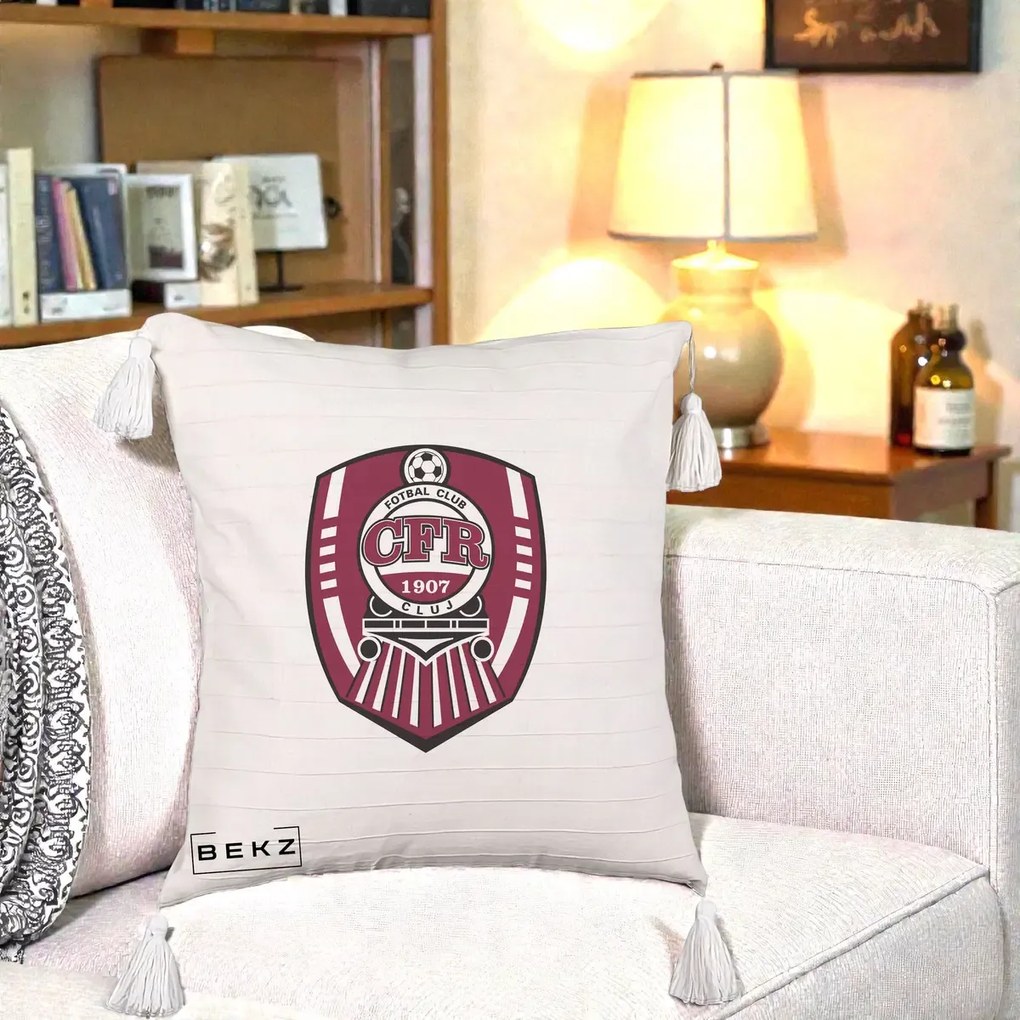 Perna Personalizata CFR Cluj Fotbal Club 1907, 40x40 cm, Bej cu Franjuri, Husa Detasabila, Perna Inclusa, BEKZ®