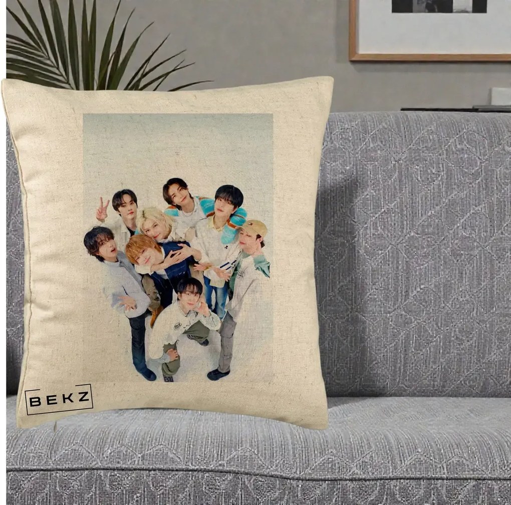 Perna Personalizata K-pop Stray Kids Foto Grup Bleu, 40x40 cm, Bej, Husa Detasabila, Perna Inclusa, BEKZ®