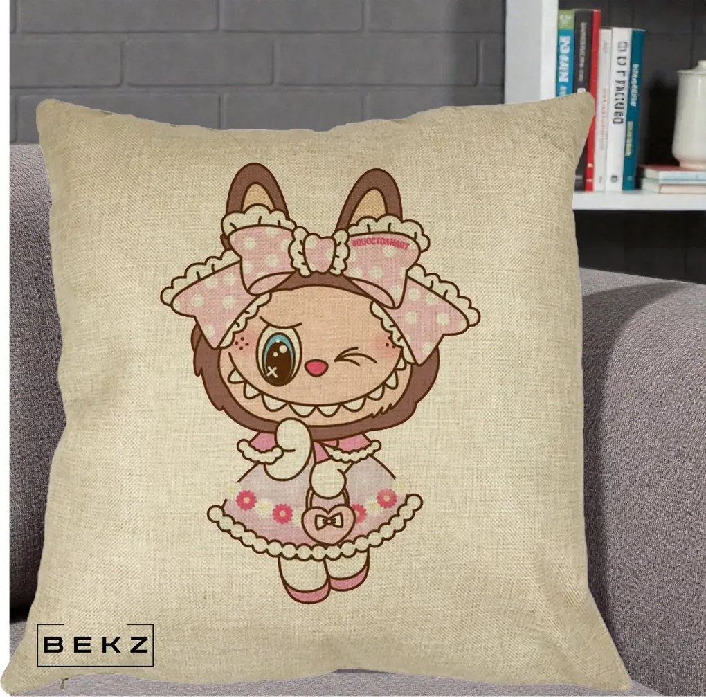 Perna Personalizata Labubu Lolita Roz cu Dantela, 40x40 cm, Crem, Husa Detasabila, Perna Inclusa, BEKZ®