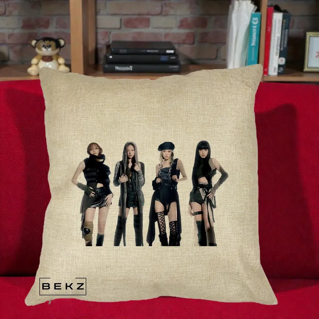 Perna Personalizata K-pop BLACKPINK Tinute Negre Elegante Grup, 40x40 cm, Crem, Husa Detasabila, Perna Inclusa, BEKZ®