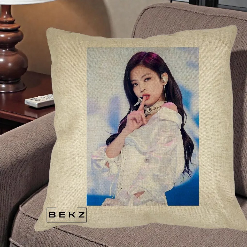 Perna Personalizata K-pop BLACKPINK Jennie Concert Alb cu Microfon, 40x40 cm, Crem, Husa Detasabila, Perna Inclusa, BEKZ®
