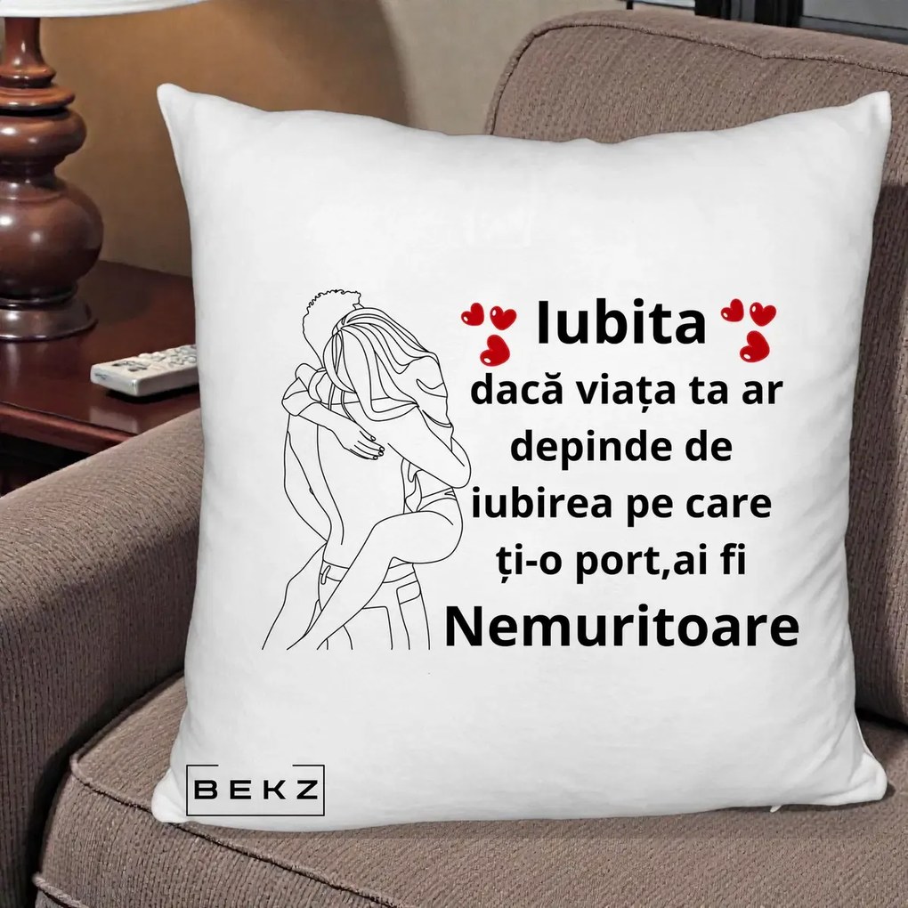 Cadou pentru Iubita - Perna Personalizata Iubita Nemuritoare cu Cuplu Line-Art si Inimi Rosii, 40x40 cm, Alb Pufos, Husa Detasabila, Perna Inclusa, BEKZ®